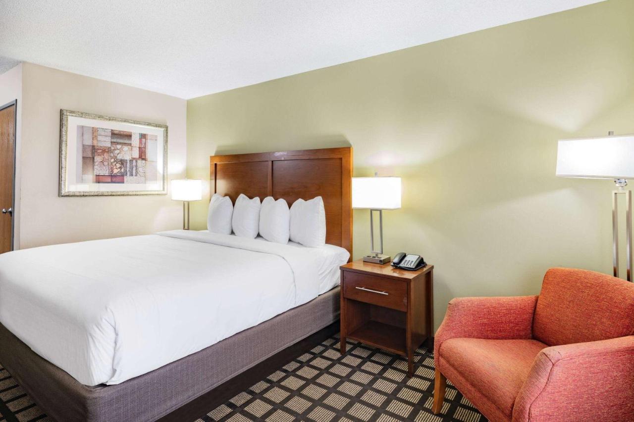 Baymont By Wyndham Gurnee Hotel Exterior photo