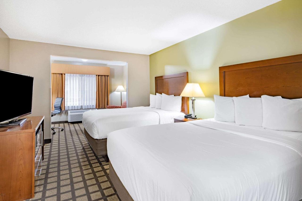 Baymont By Wyndham Gurnee Hotel Exterior photo